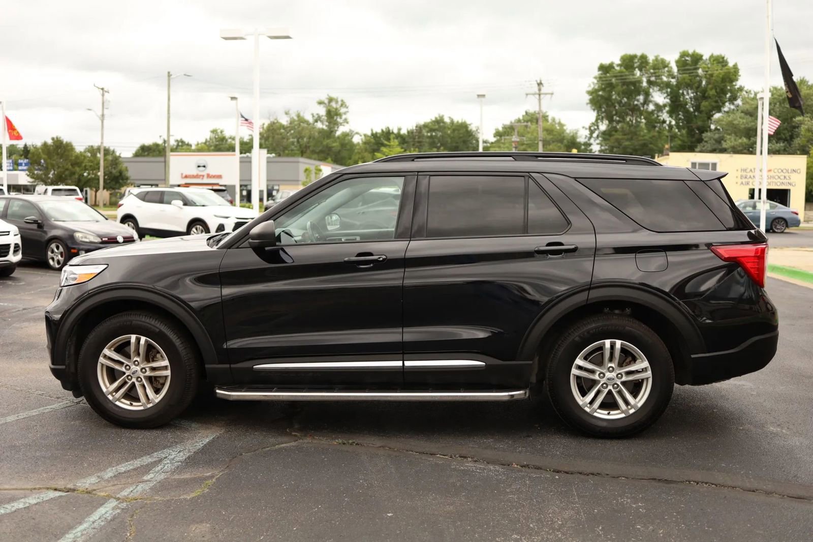 Used 2020 Ford Explorer XLT w/ Comfort Package image 8