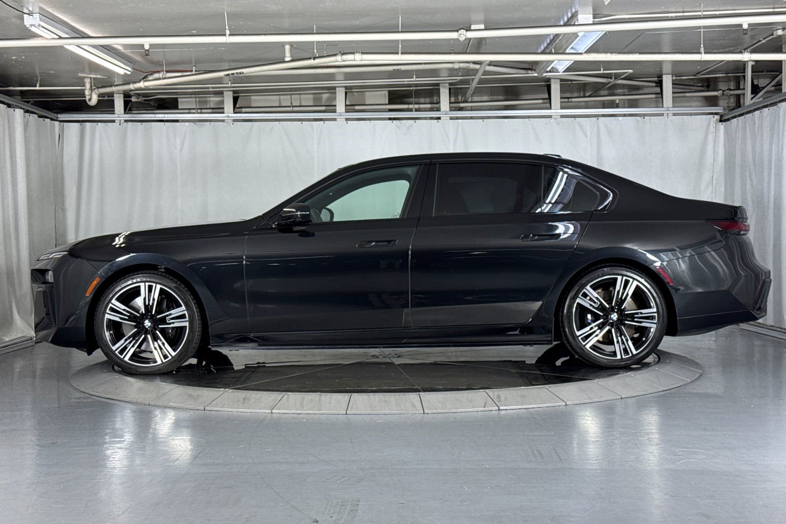 Used 2023 BMW i7 xDrive60 AWD/4WD image 2