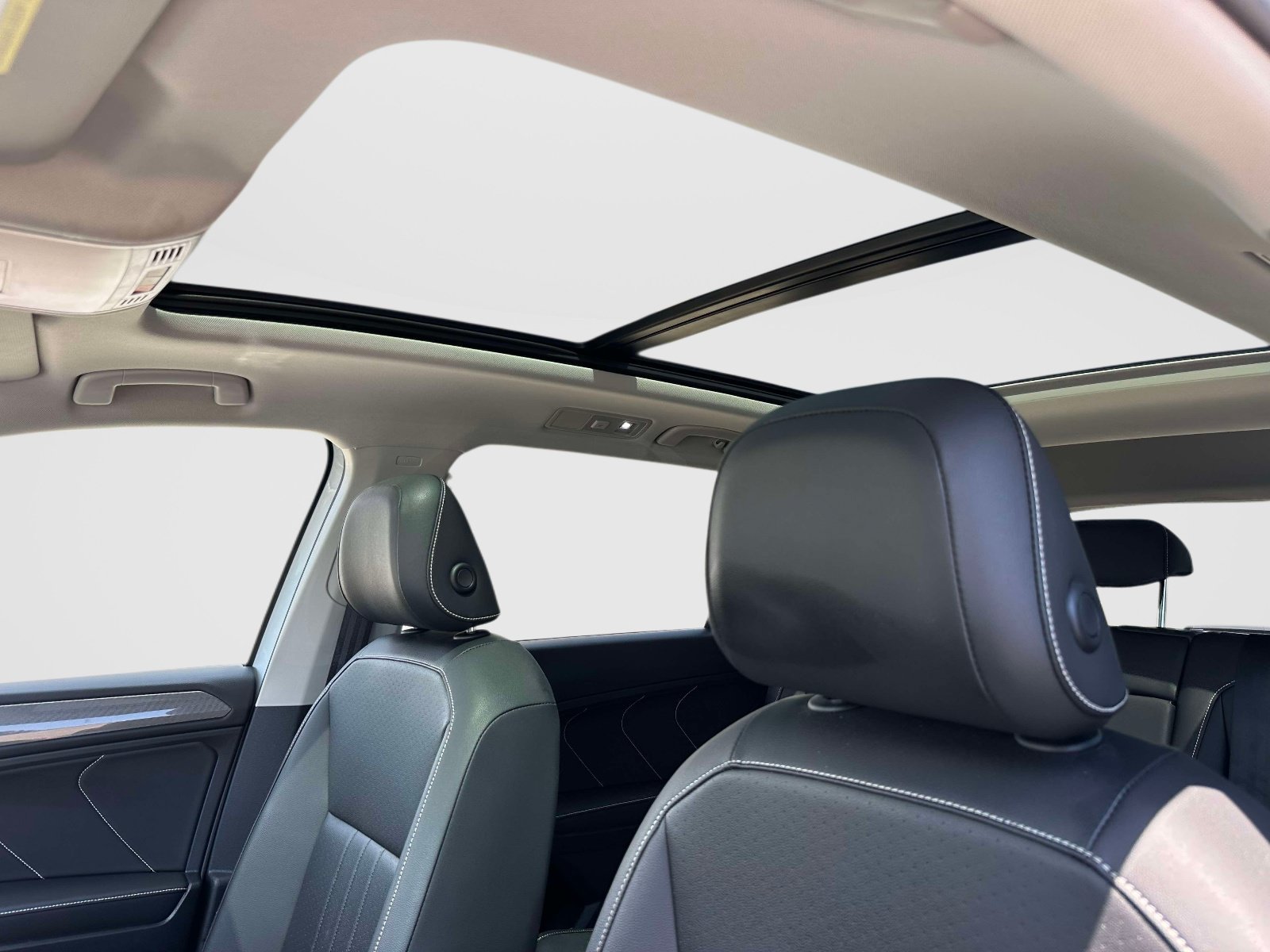 Certified 2022 Volkswagen Tiguan SE FWD image 17
