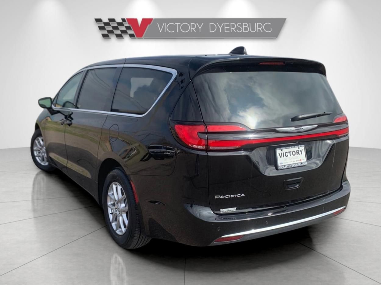 Used 2025 Chrysler Pacifica Select FWD image 6
