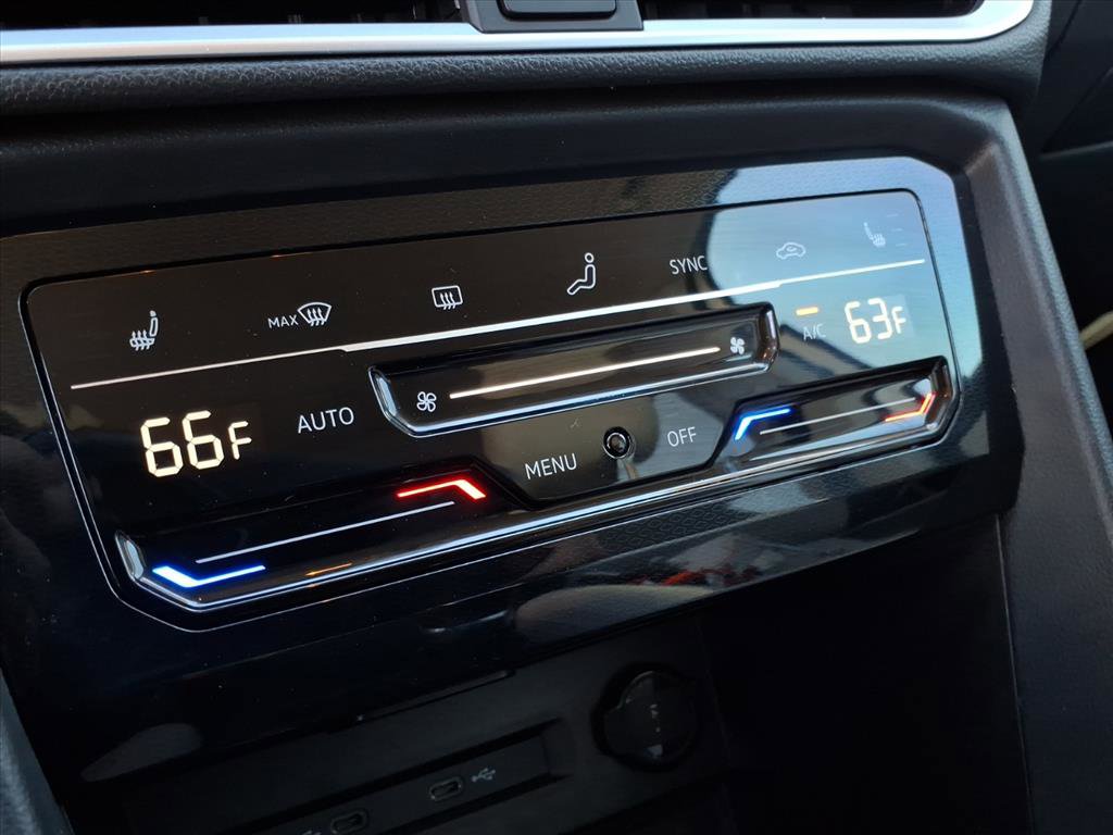 Certified 2025 Volkswagen Taos SE image 30