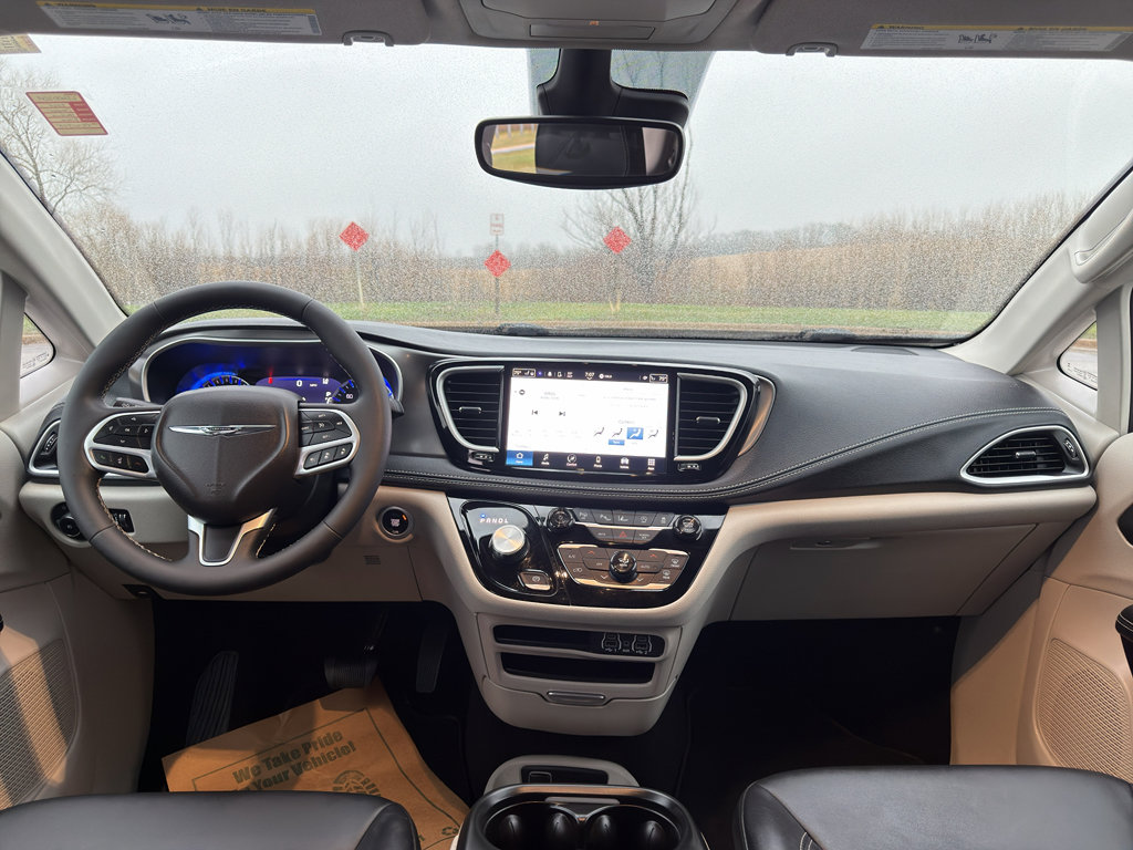 Used 2024 Chrysler Pacifica Touring-L image 18