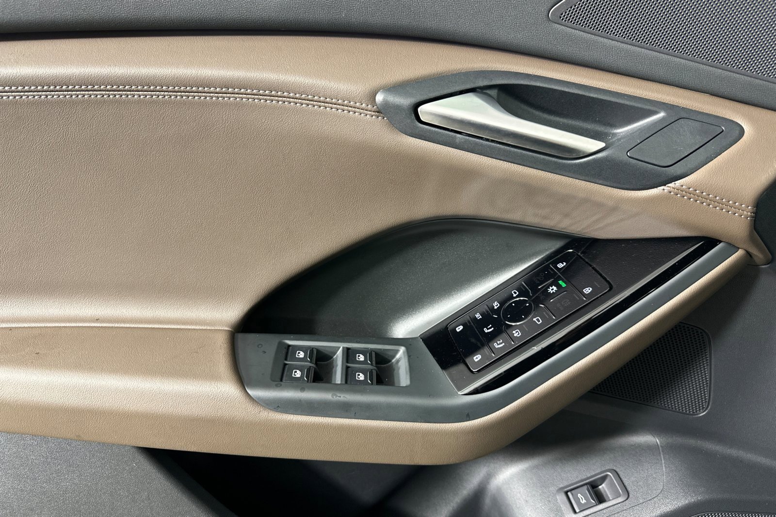 Used 2025 Audi Q6 e-tron Premium w/ Convenience Package image 10