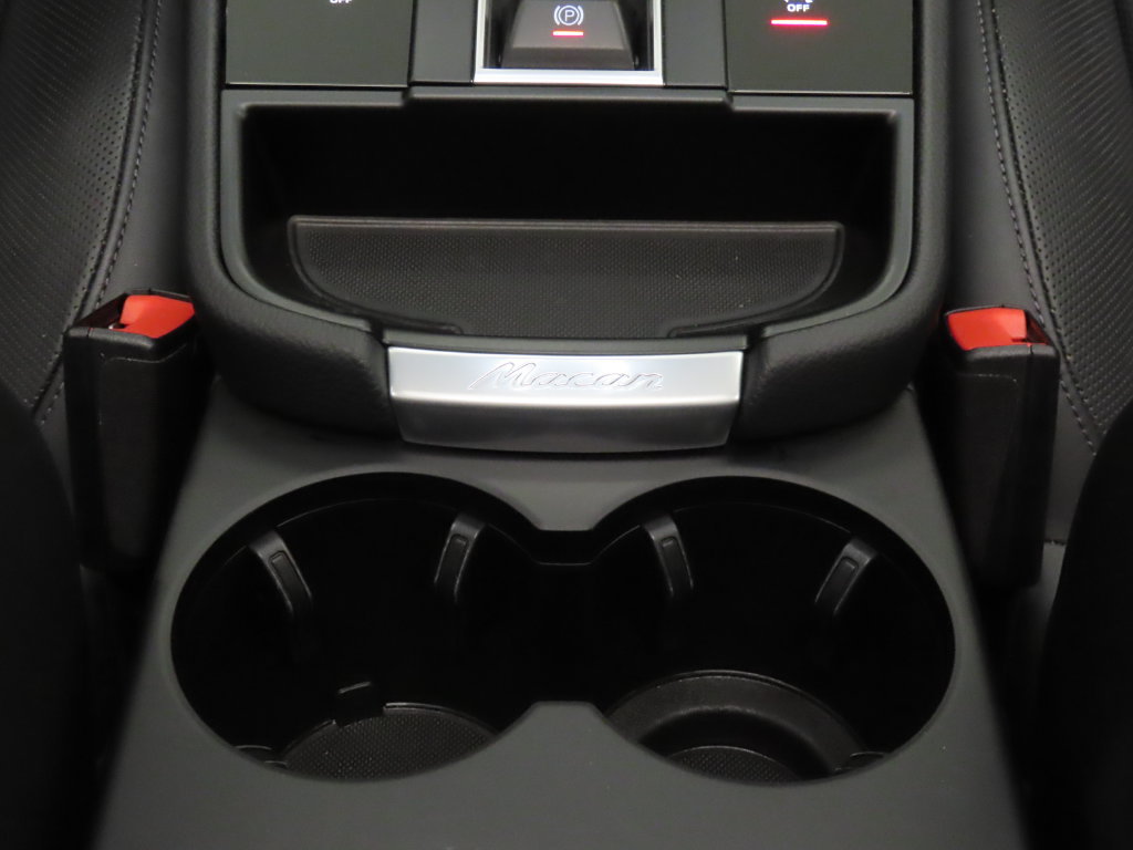 Certified 2025 Porsche Macan AWD/4WD image 29