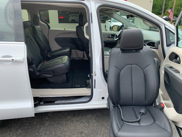 Used 2024 Chrysler Pacifica Touring-L image 4