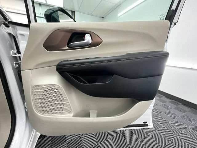 Used 2024 Chrysler Voyager LX FWD image 17