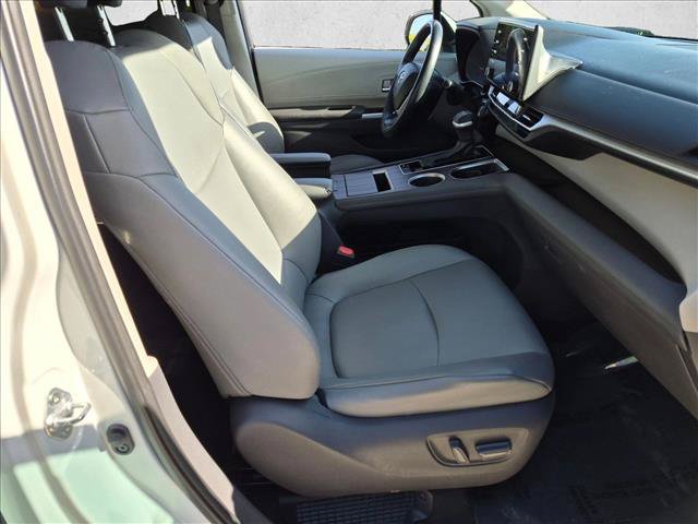 Used 2021 Toyota Sienna XLE FWD image 21