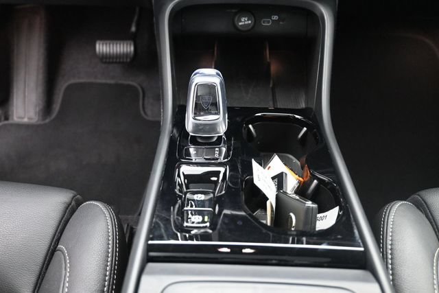 Certified 2025 Volvo XC40 B5 Ultra AWD/4WD image 13