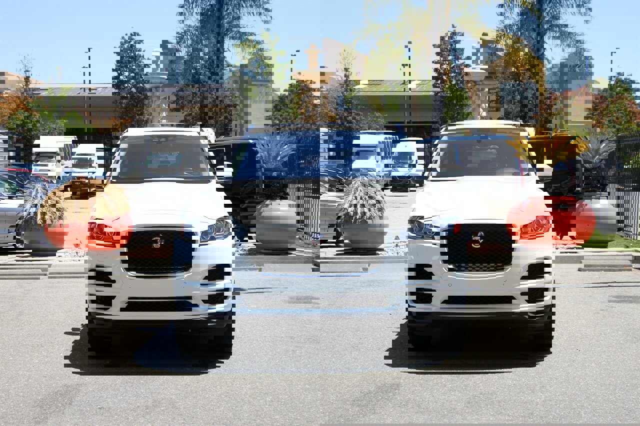 Used 2017 Jaguar F-PACE Prestige image 2