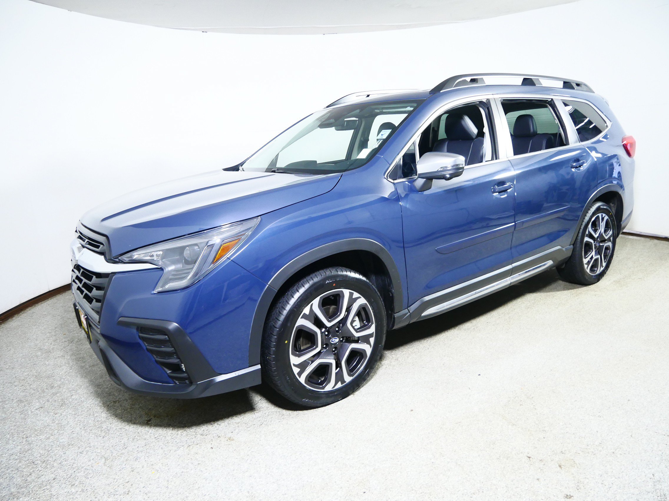 Used 2023 Subaru Ascent Limited w/ Technology Package AWD/4WD image 3