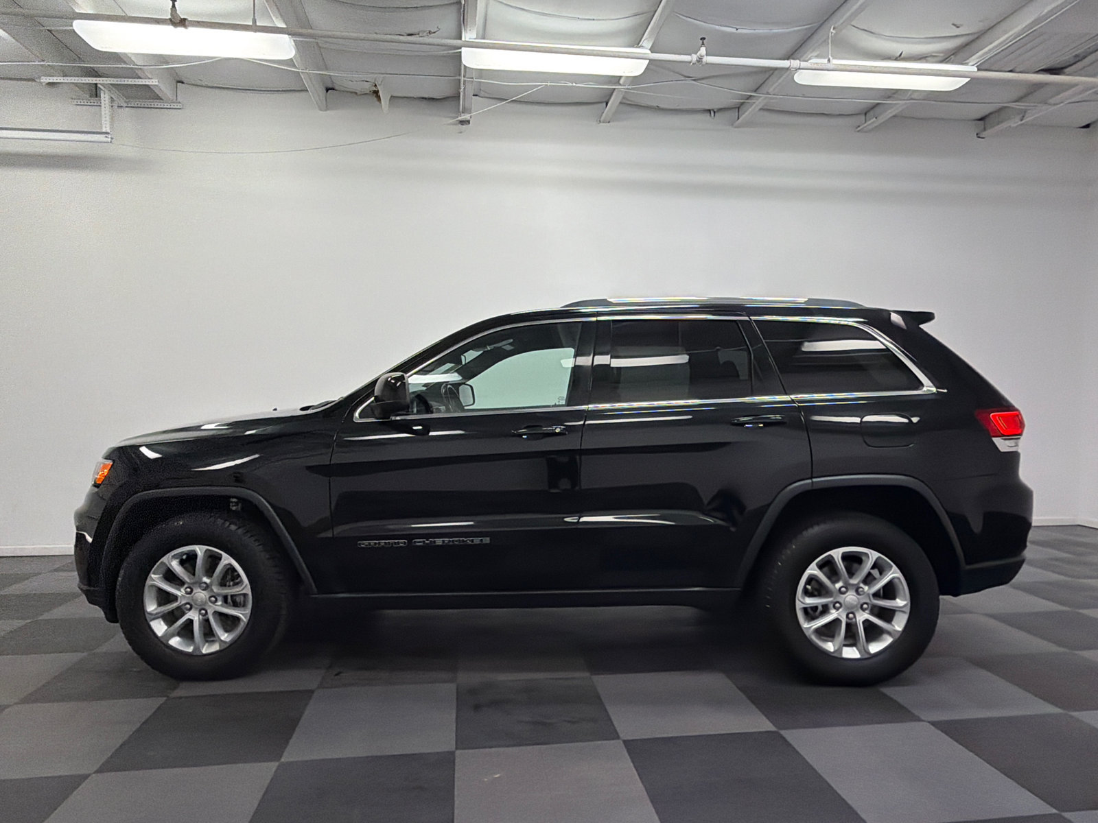 Used 2021 Jeep Grand Cherokee Laredo AWD/4WD image 4