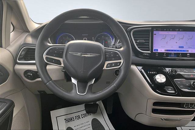 Used 2023 Chrysler Pacifica Touring-L image 5