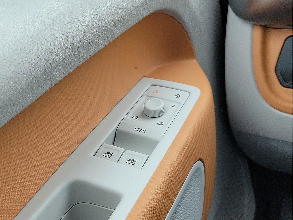 Used 2025 Volkswagen ID. Buzz 1st Edition image 13