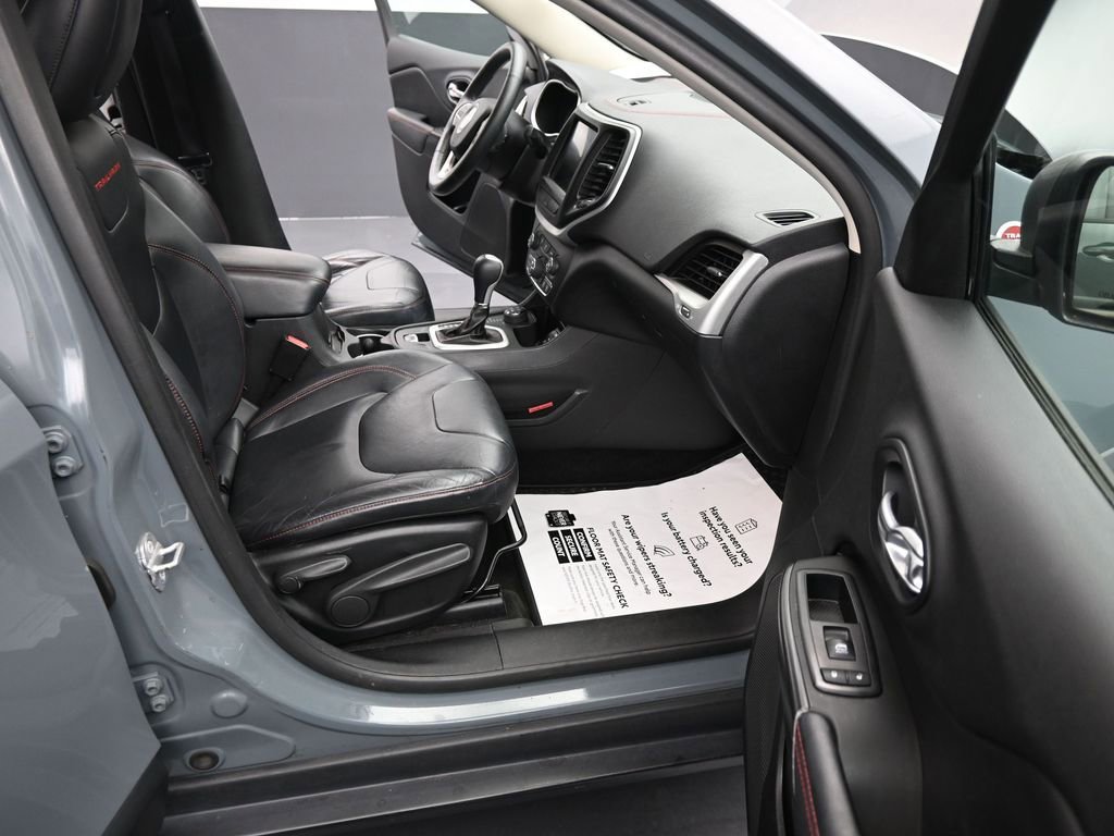 Used 2014 Jeep Cherokee Trailhawk w/ Comfort/Convenience Group AWD/4WD image 24