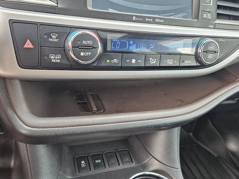 Used 2019 Toyota Highlander XLE image 26