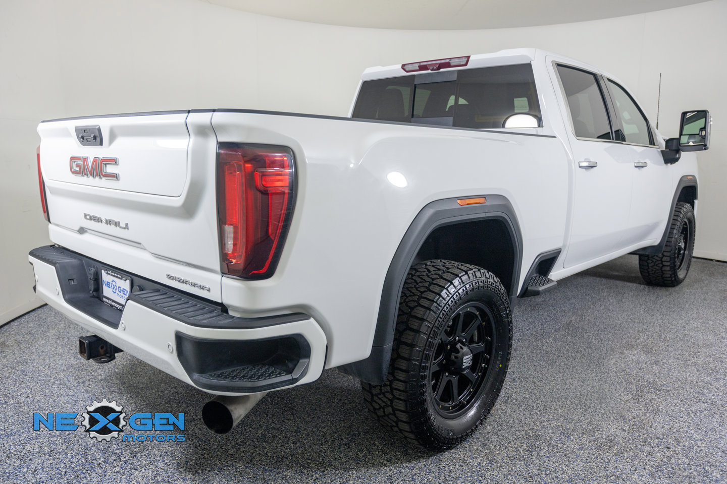 Used 2022 GMC Sierra 3500 Denali w/ Technology Package AWD/4WD image 8