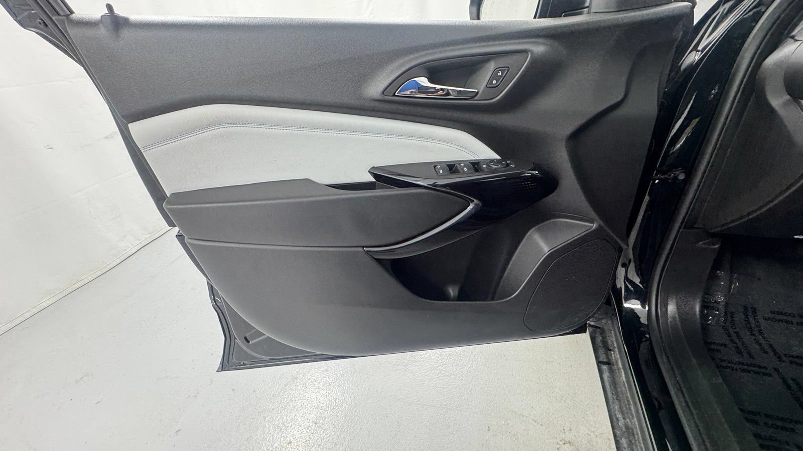 Used 2025 Chevrolet Trax LT w/ LT Convenience Package FWD image 18