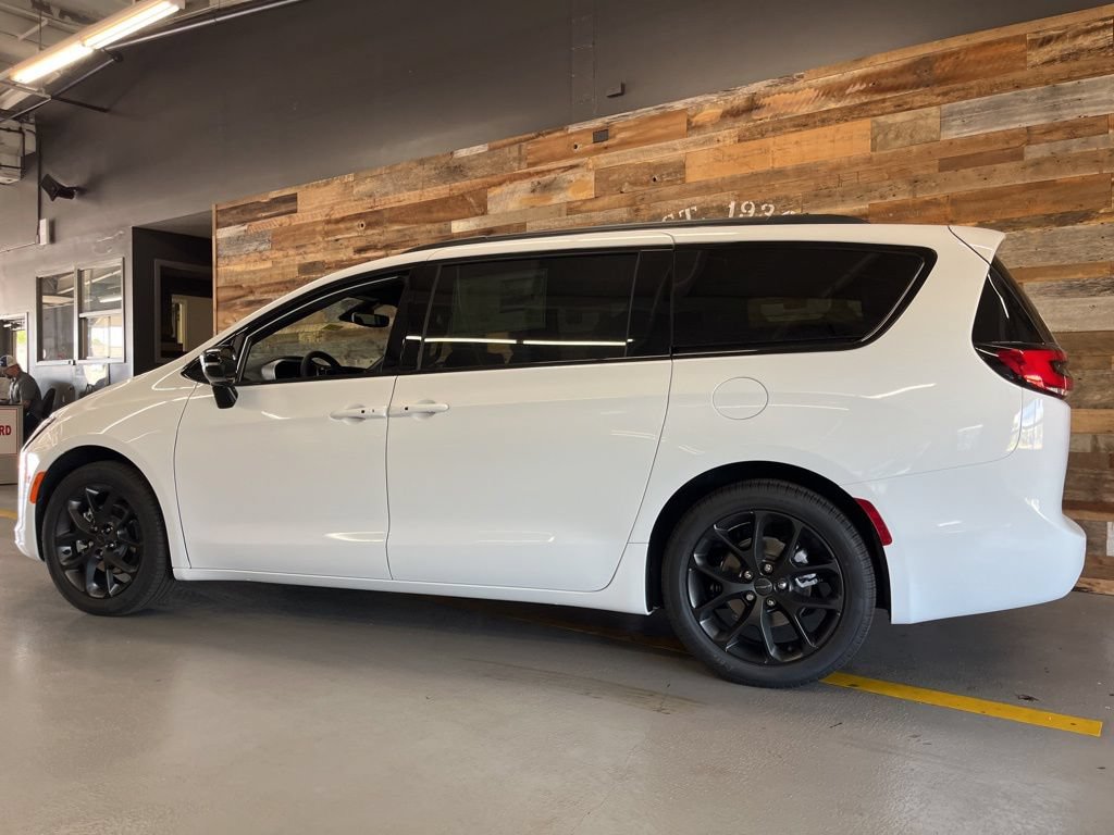 New 2027 Chrysler Pacifica Limited FWD image 17