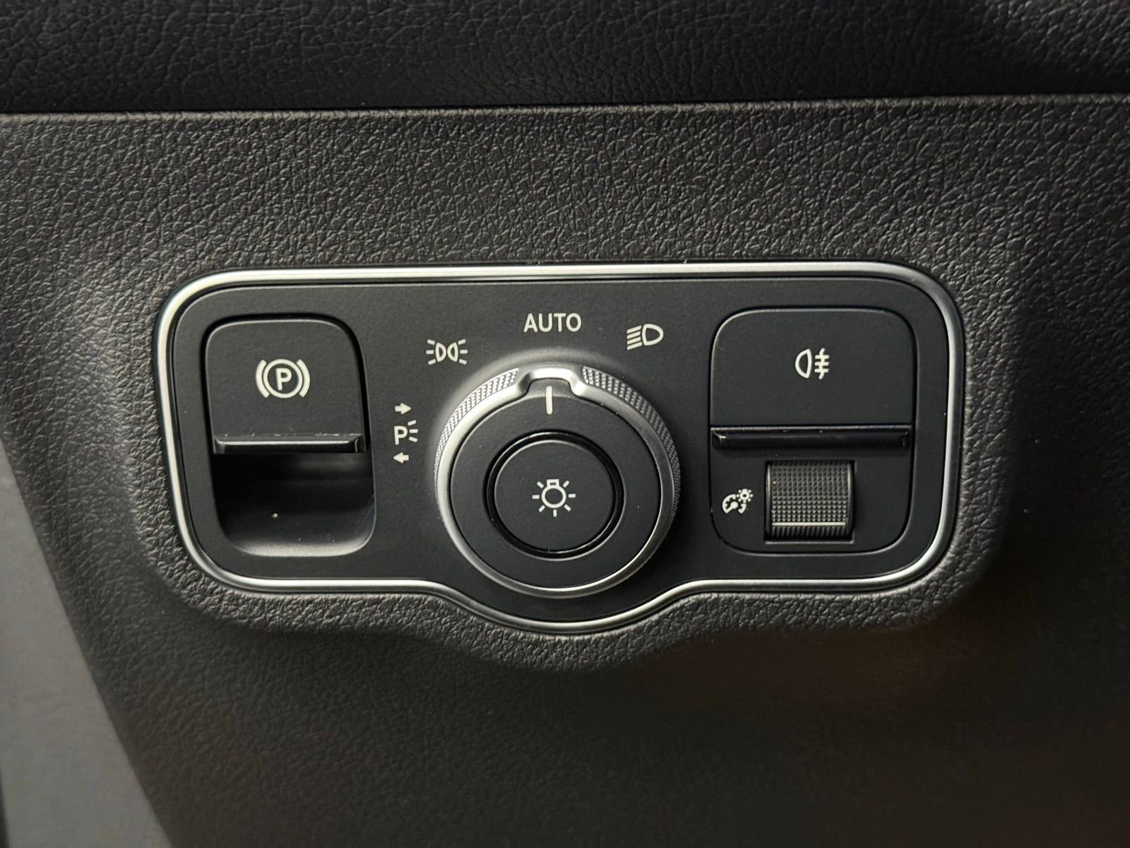 Used 2023 Mercedes-Benz GLB 250 4MATIC image 29