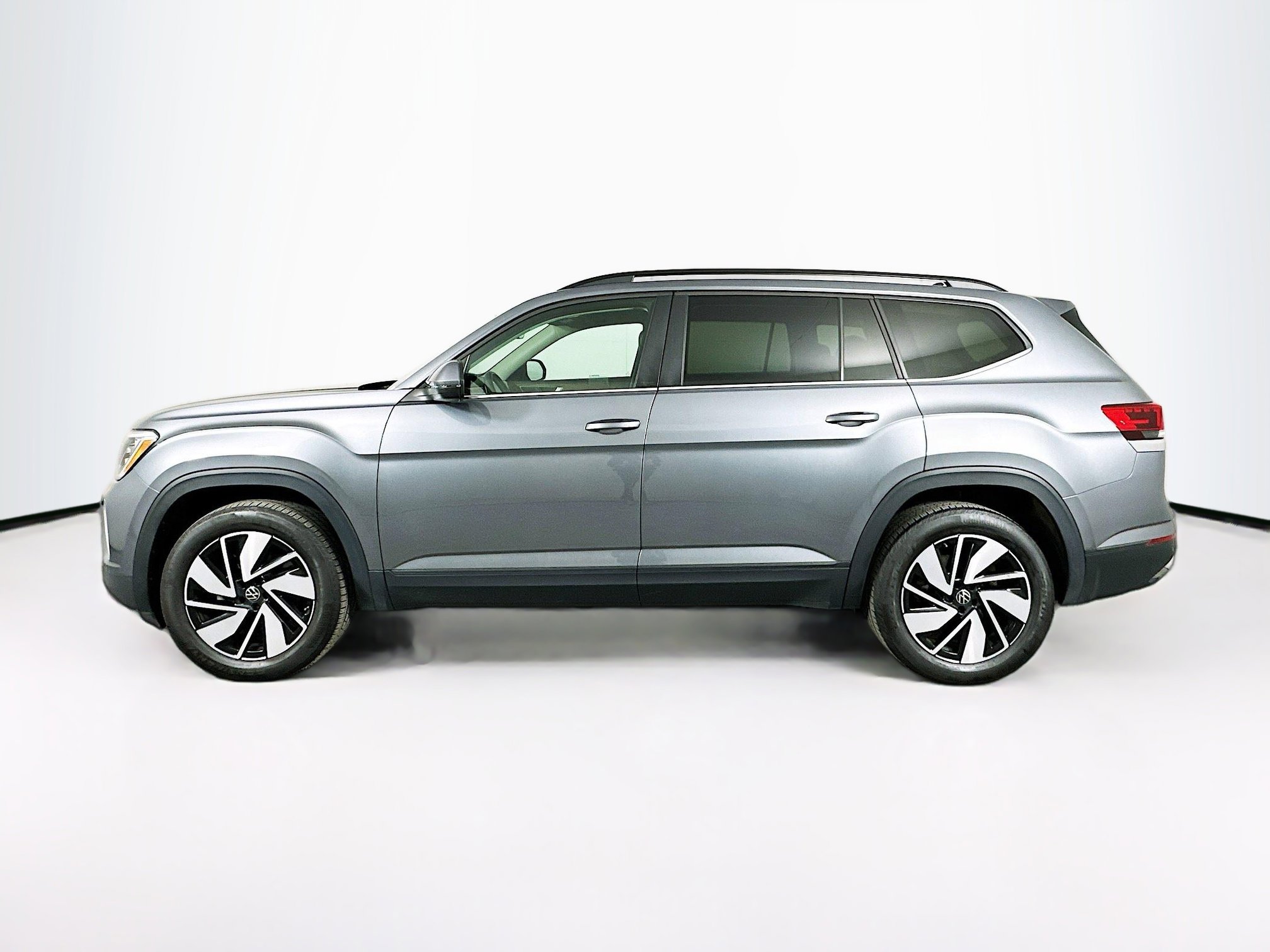 Used 2025 Volkswagen Atlas SE image 4