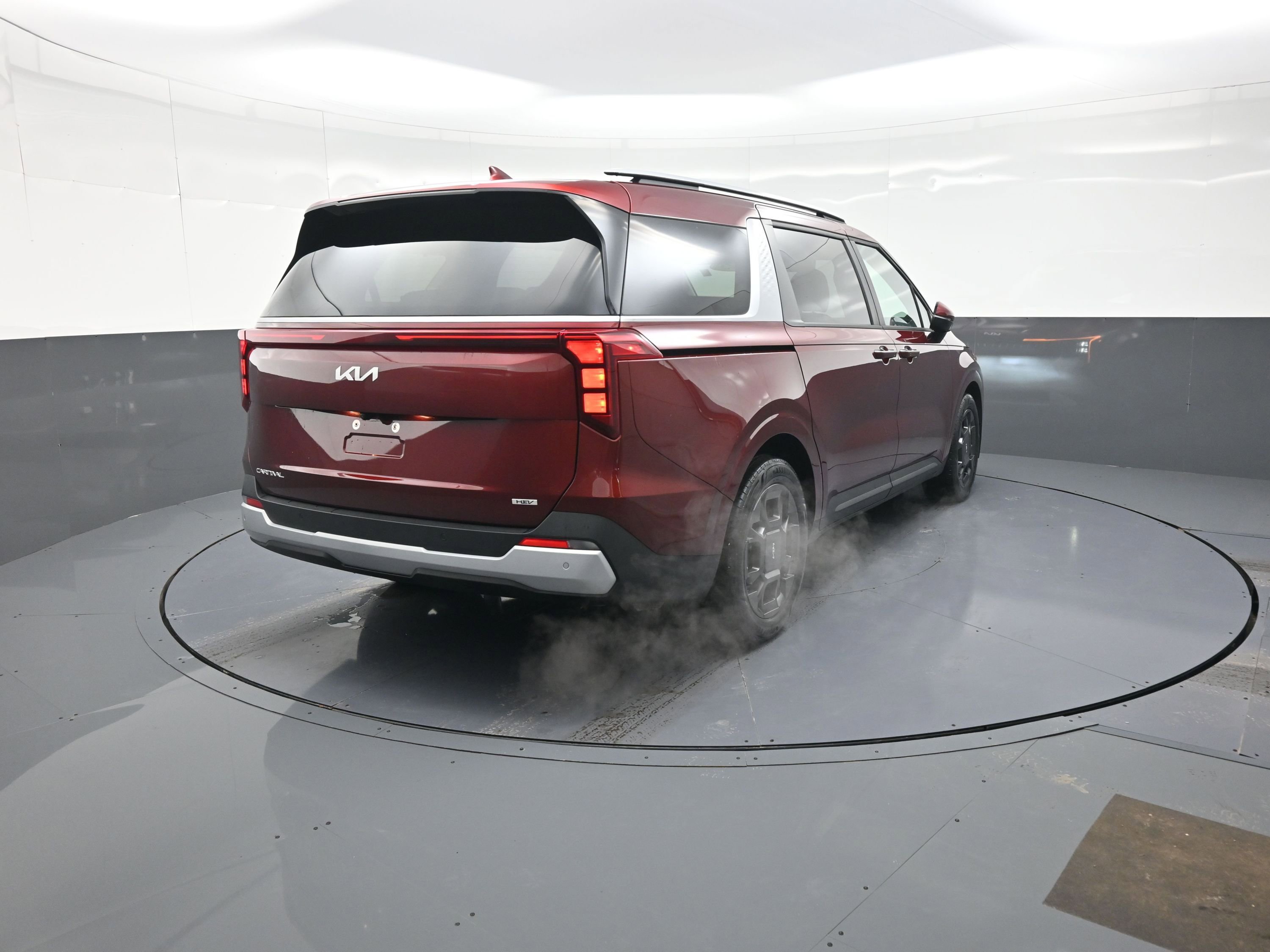 Used 2025 Kia Carnival EX image 3