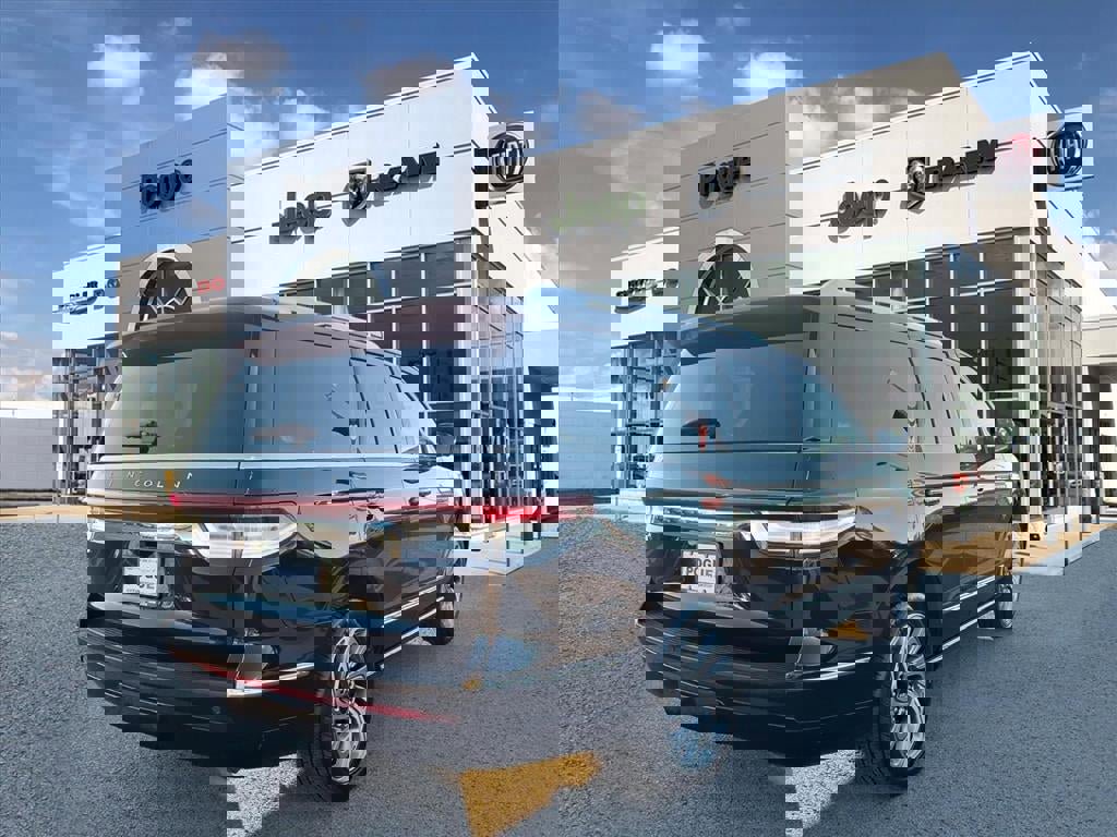 Used 2024 Lincoln Navigator Reserve image 2