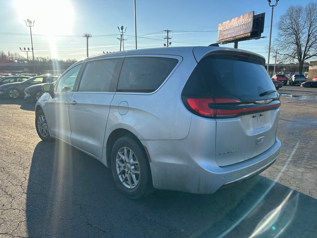 Used 2024 Chrysler Pacifica Touring-L FWD image 12
