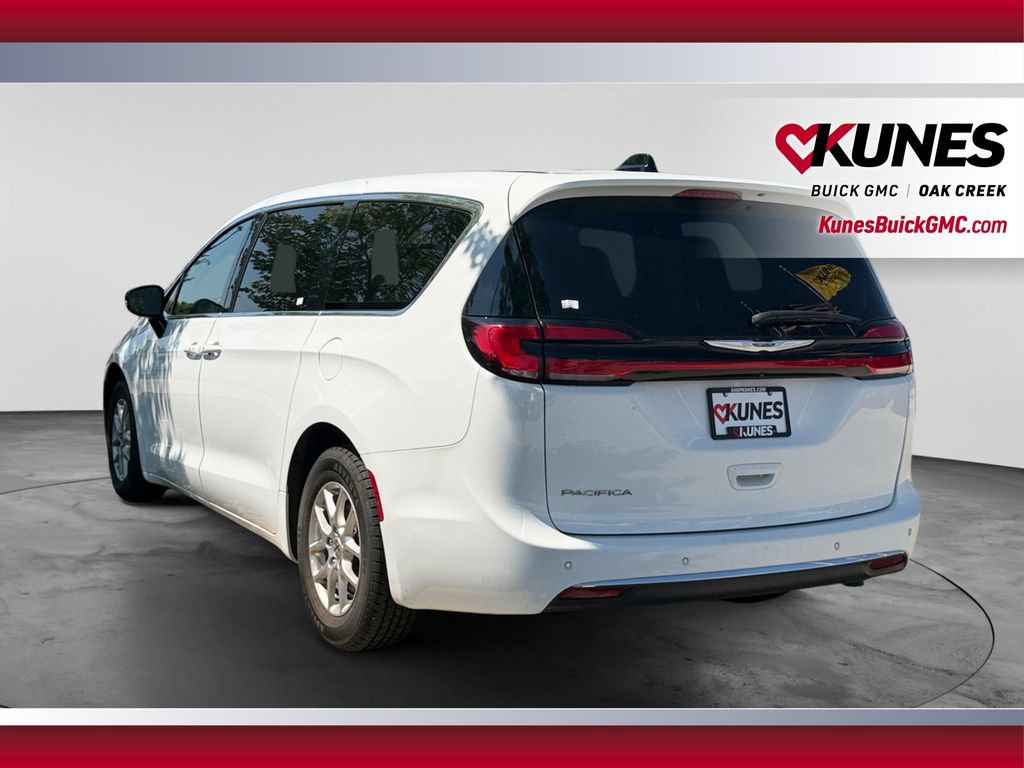 Used 2024 Chrysler Pacifica Touring-L FWD image 8