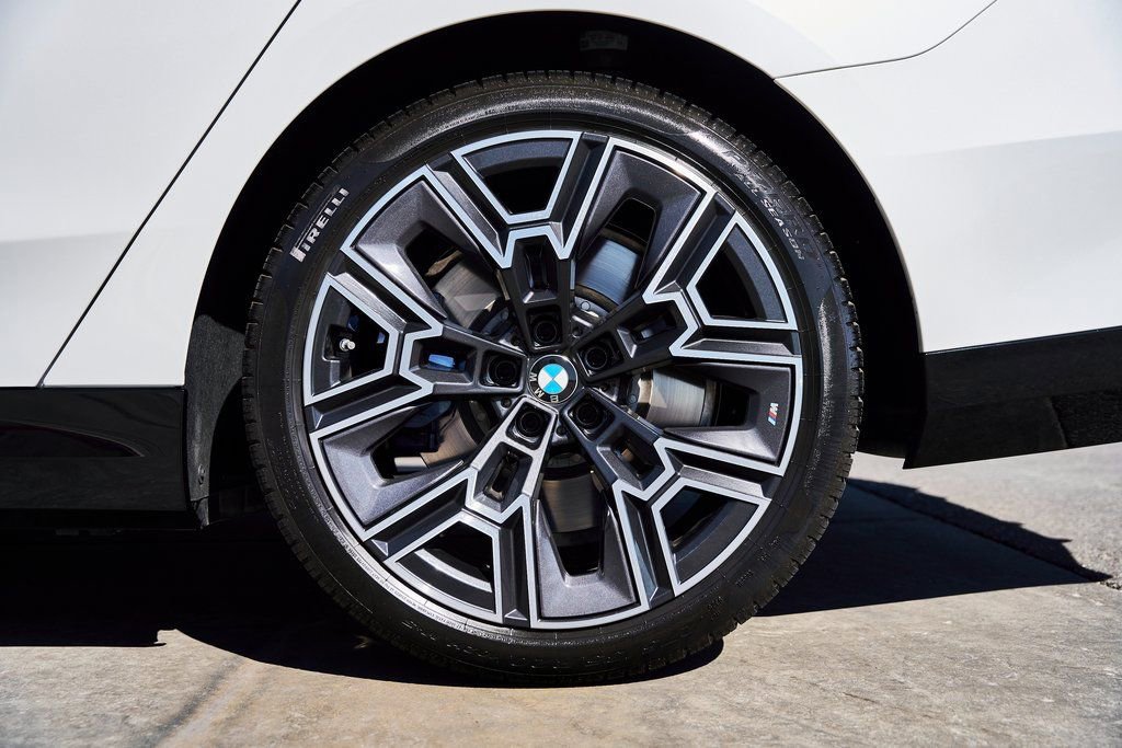 Used 2026 BMW 550e xDrive AWD/4WD image 18