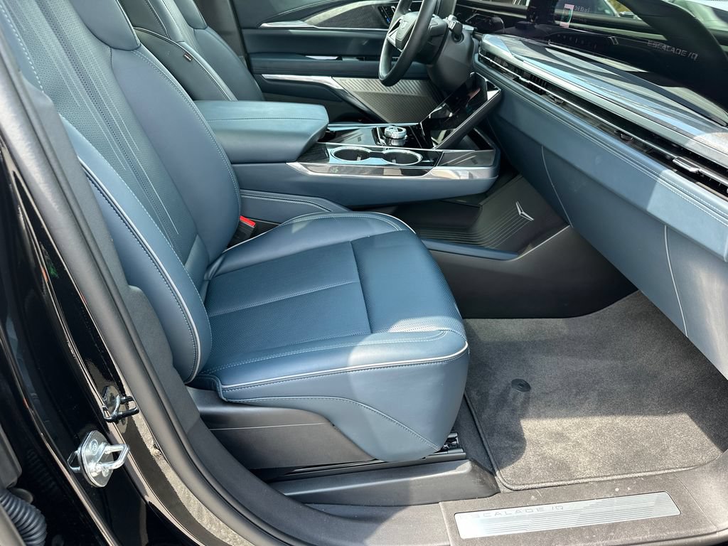 Certified 2025 Cadillac Escalade IQ Luxury 2 AWD/4WD image 13