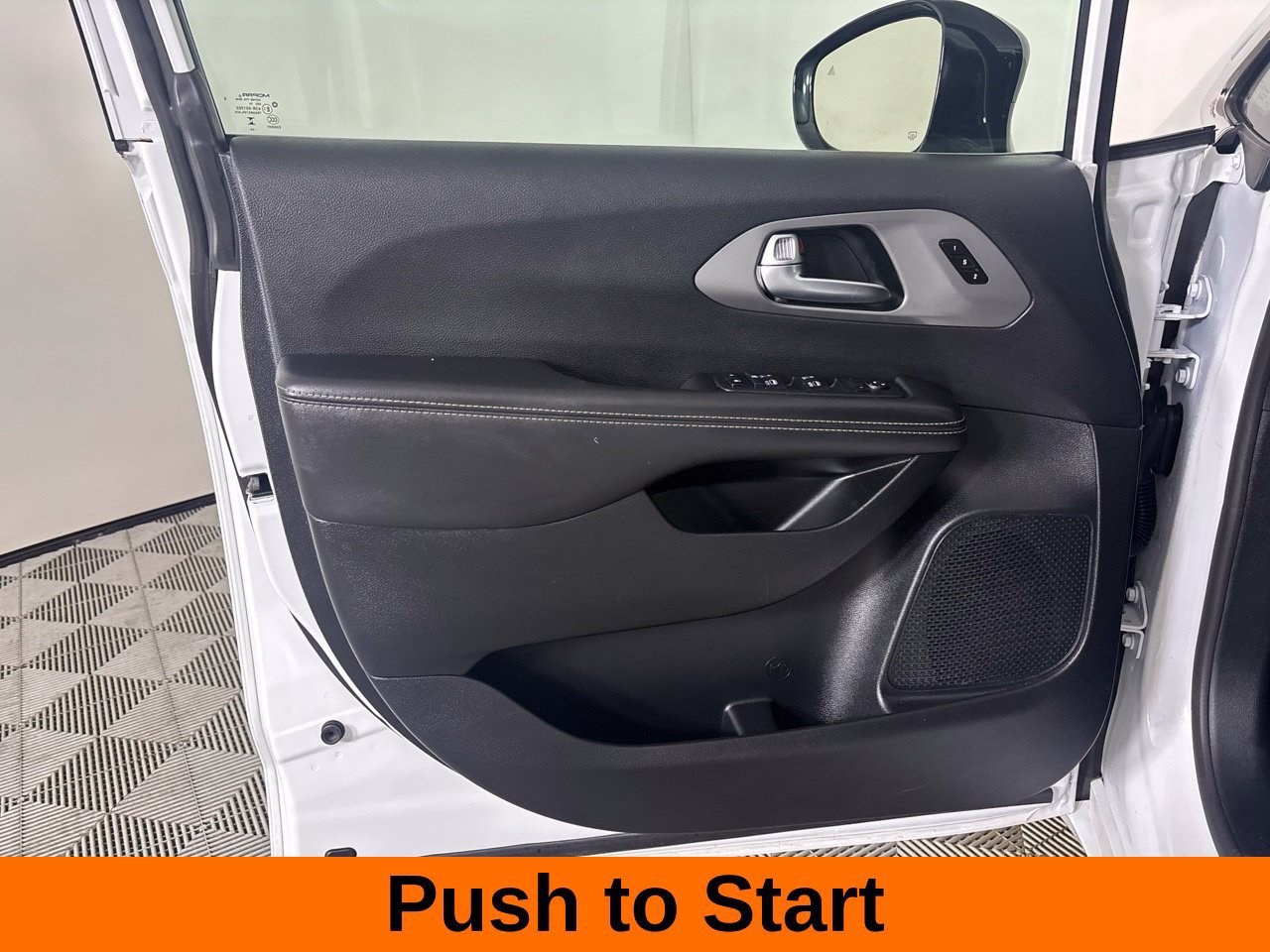Used 2025 Chrysler Pacifica Select FWD image 10