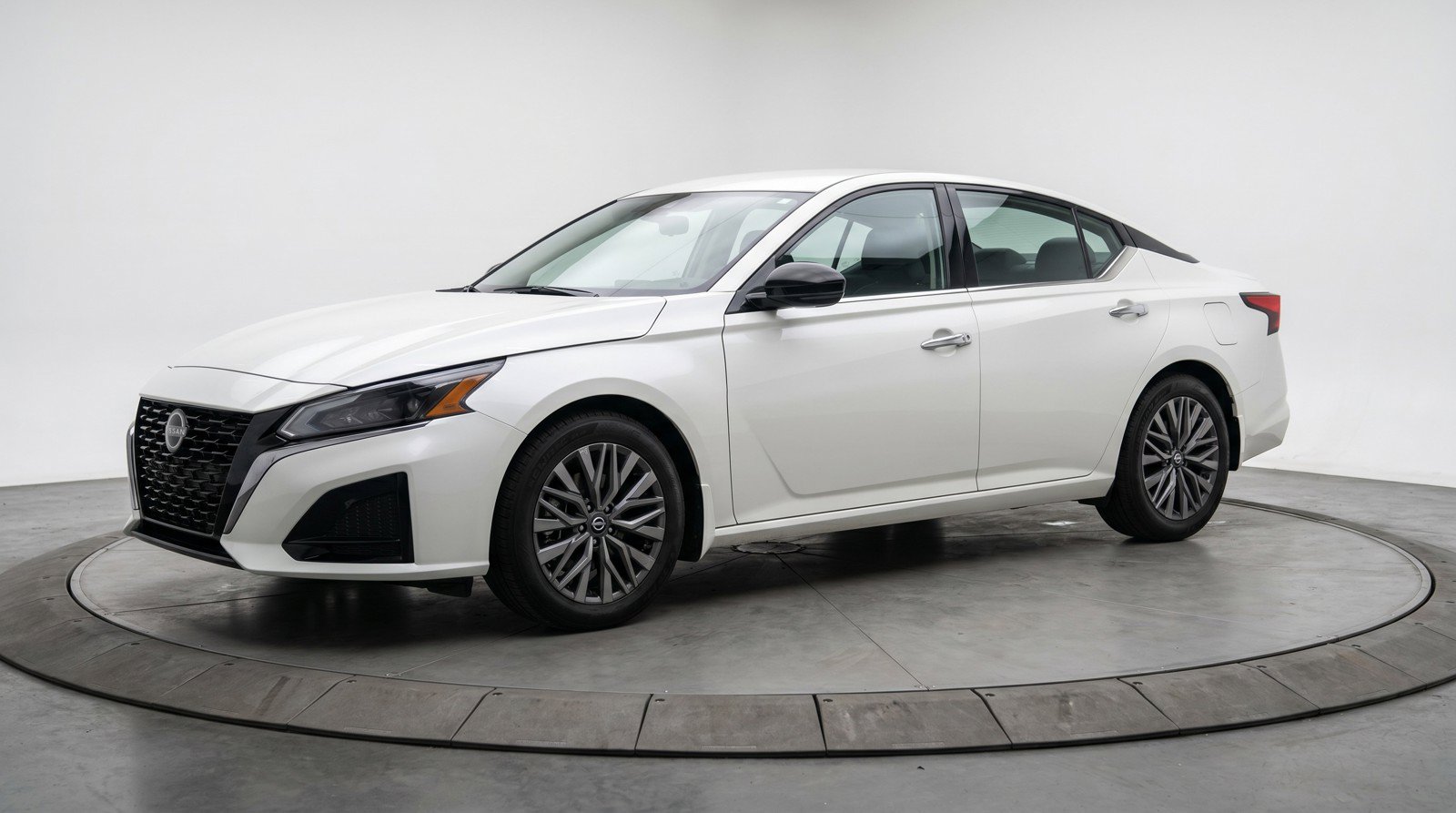 Used 2025 Nissan Altima 2.5 SV FWD image 3