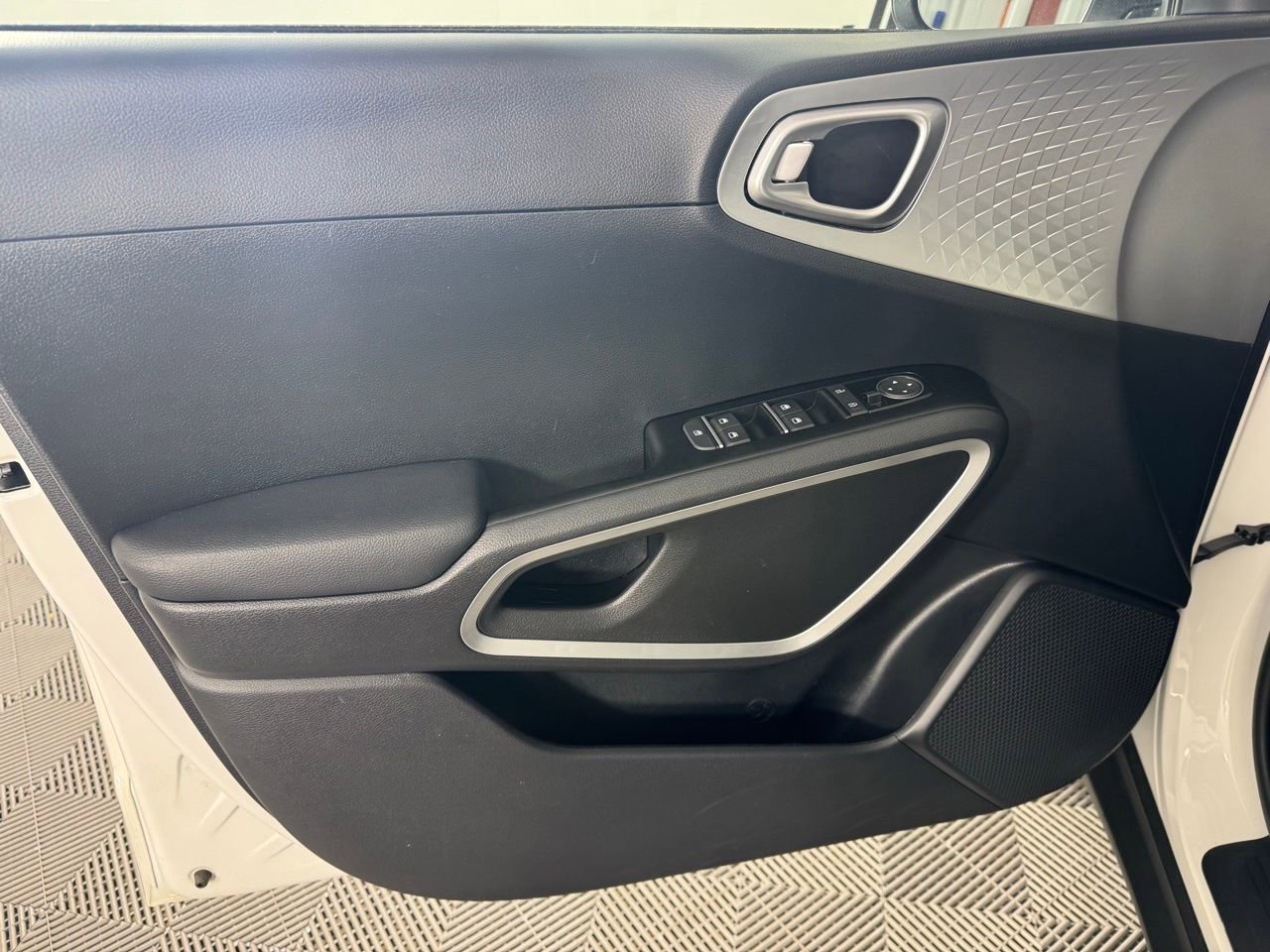 Used 2025 Kia Soul LX w/ LX Technology Package FWD image 14