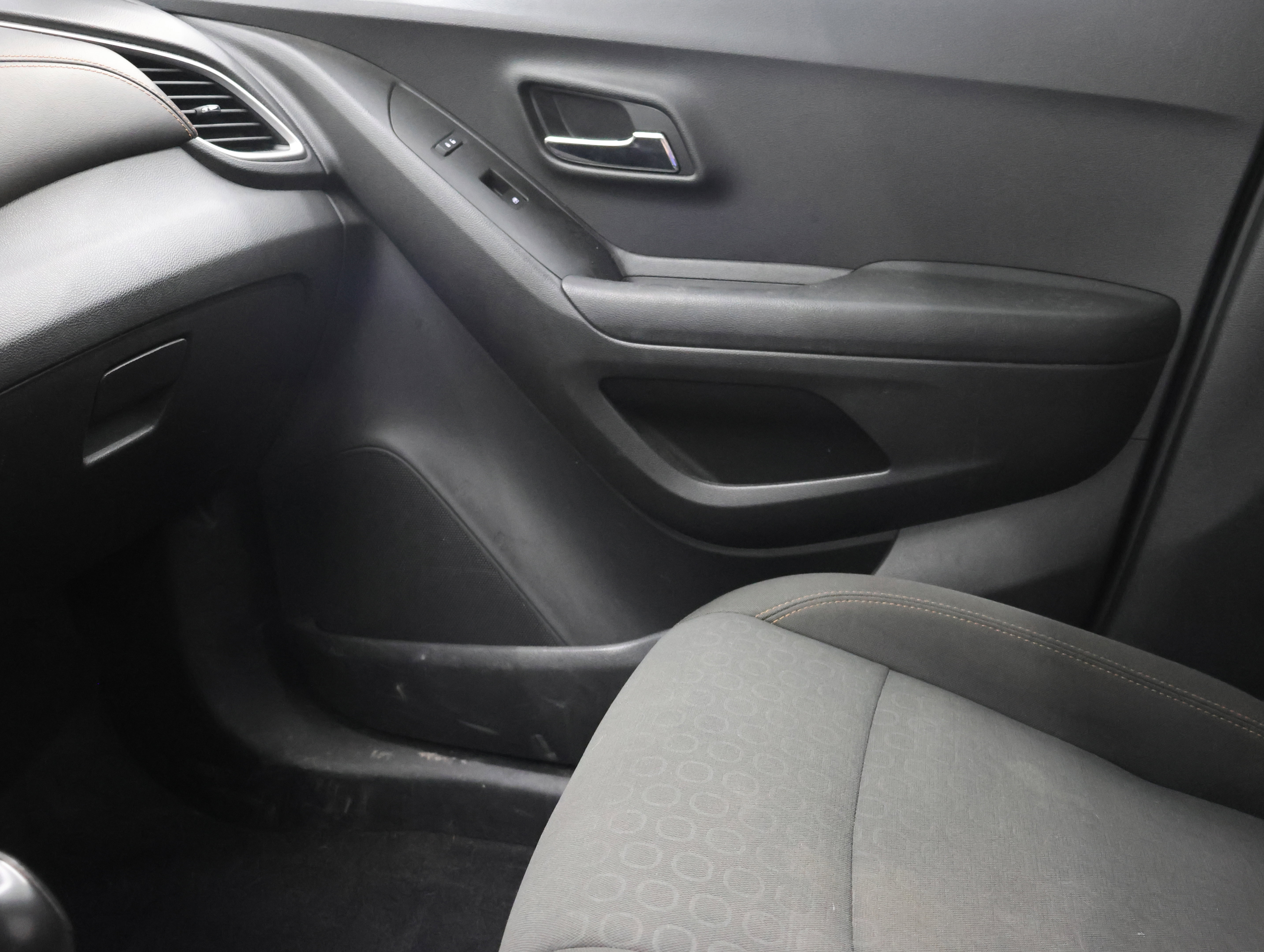 Used 2021 Chevrolet Trax LS w/ Tint and Cruise Package FWD image 13
