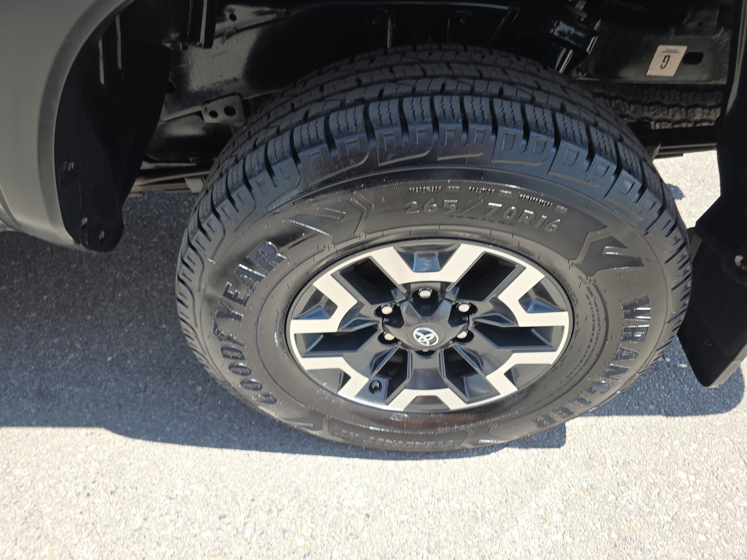 Used 2019 Toyota Tacoma TRD Off-Road w/ Technology Package AWD/4WD image 9