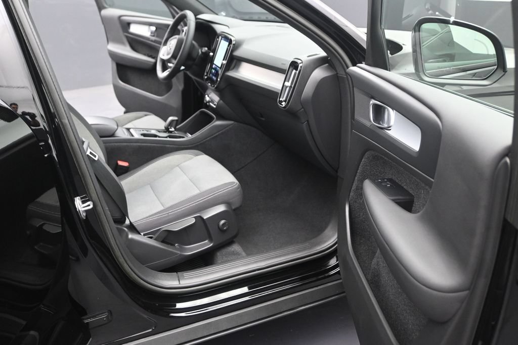 Used 2023 Volvo XC40 B4 Core FWD image 16
