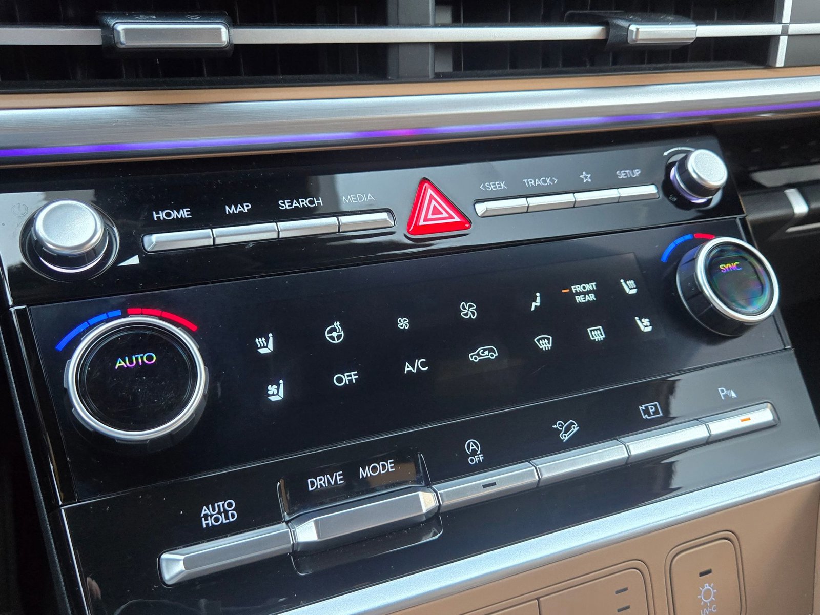 Used 2024 Hyundai Santa Fe Limited image 16