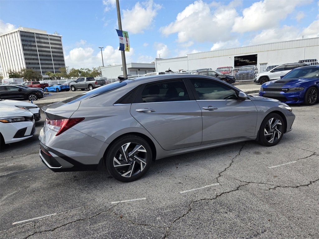 Used 2025 Hyundai Elantra SEL image 13