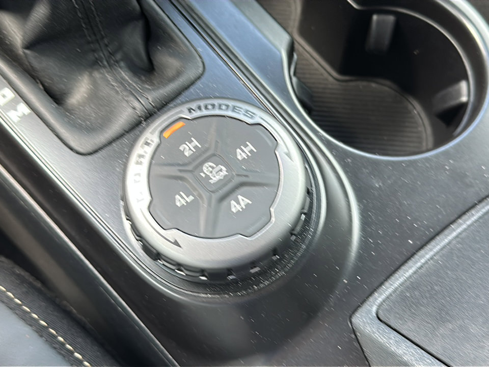 Used 2025 Ford Bronco Badlands image 32