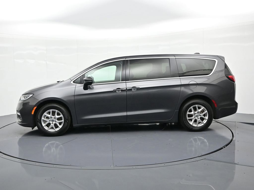 Used 2023 Chrysler Pacifica Touring-L image 9