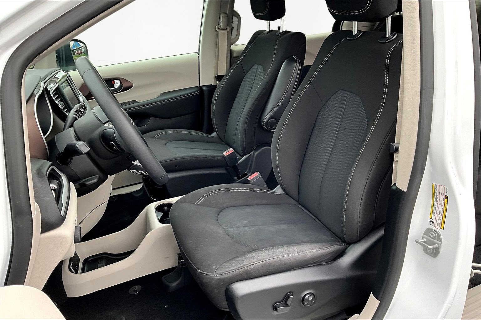 Used 2024 Chrysler Voyager LX image 21