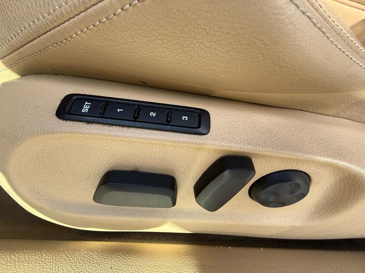 Used 2008 Volkswagen Passat VR6 FWD image 13