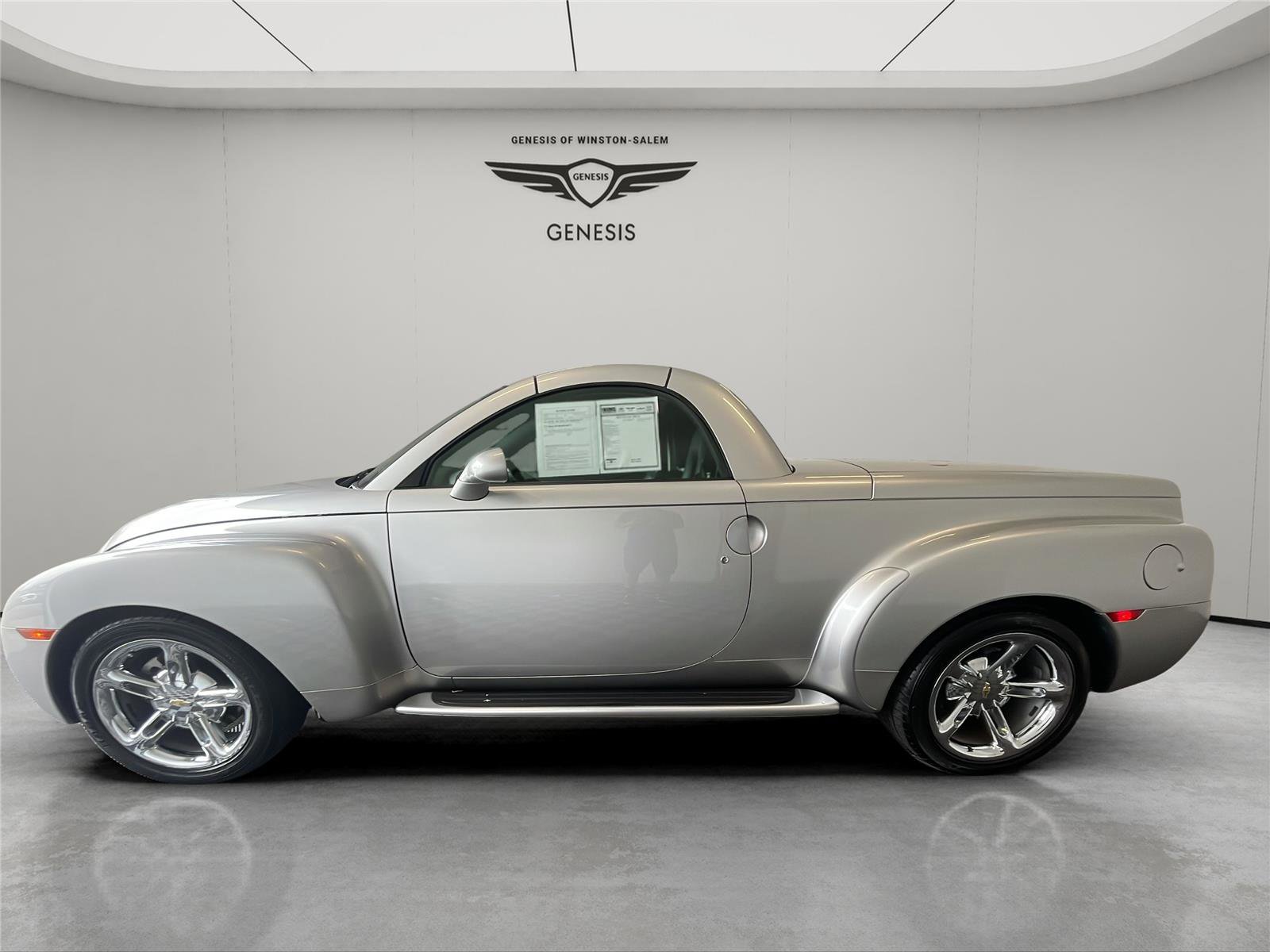 Used 2004 Chevrolet SSR w/ Preferred Equipment Group RWD image 2