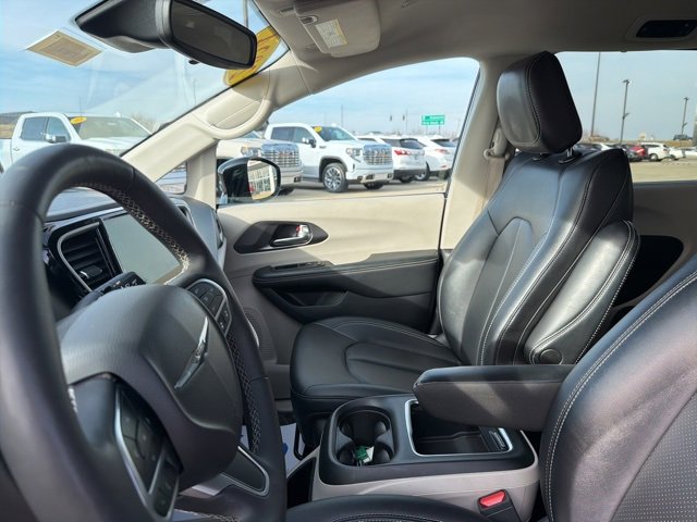 Used 2024 Chrysler Pacifica Touring-L image 25