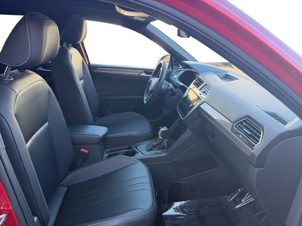 Used 2024 Volkswagen Tiguan SE R-Line image 15