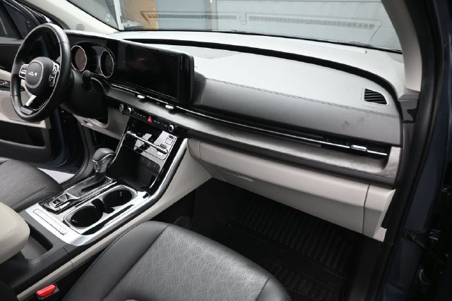 Used 2024 Kia Carnival EX FWD image 24