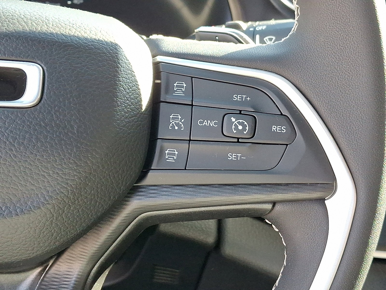 Certified 2023 Jeep Grand Cherokee Laredo image 22