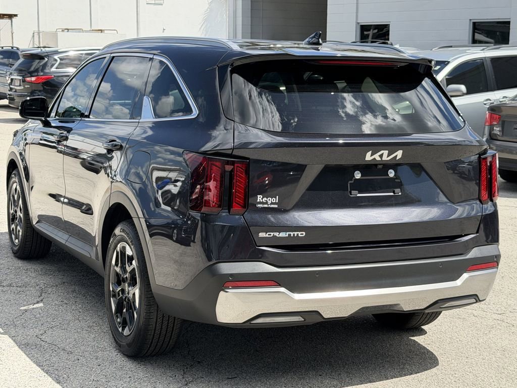 Used 2025 Kia Sorento S FWD image 7