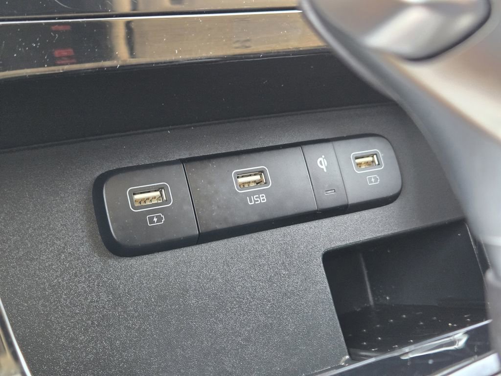 Used 2024 Kia Carnival EX FWD image 22