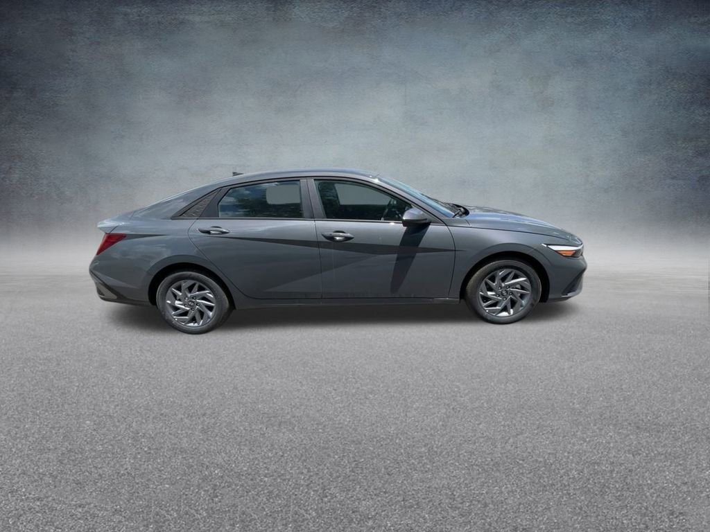 Certified 2025 Hyundai Elantra Hybrid FWD image 17